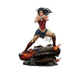 DC Comics Premium Format Statue Wonder Woman: Saving the Day 50 cm